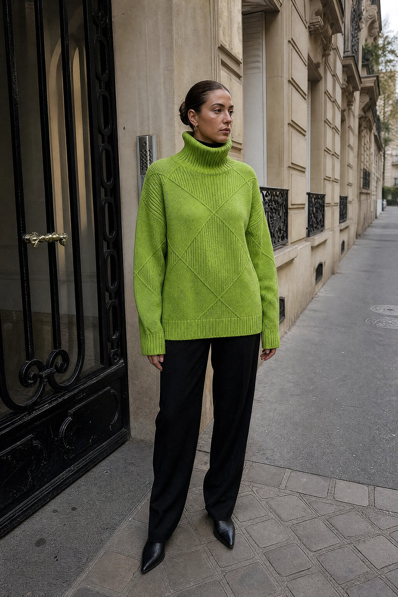 SOFAINE-V7-LIFE-Sabrina | Turtleneck Sweater in Green, street-style view