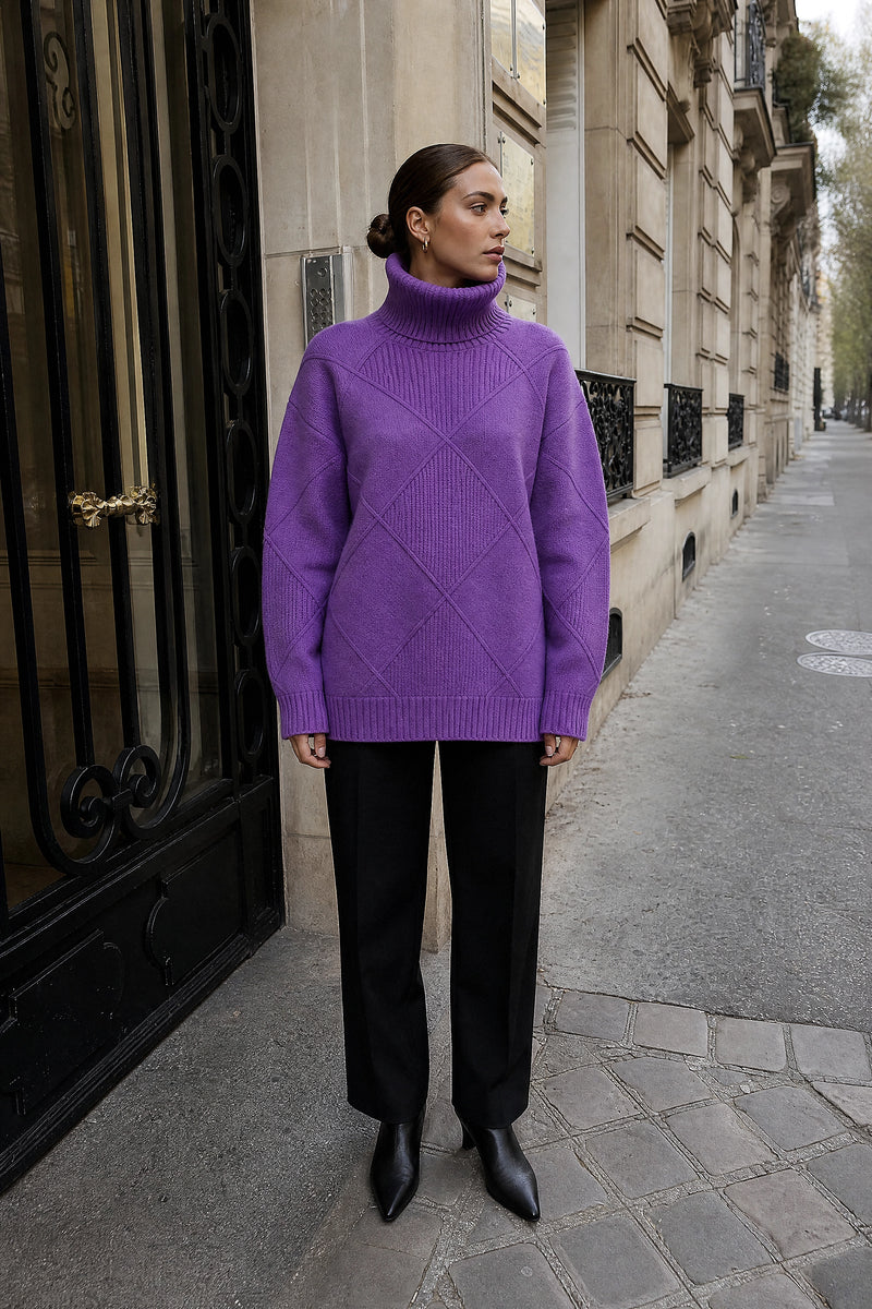 SOFAINE-V7-LIFE-Sabrina | Turtleneck Sweater in Purple, street-style view