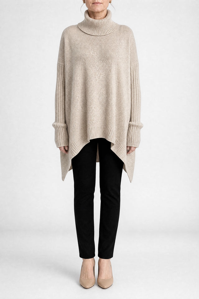 Sadie | Oversized Rullekravesweater i Ørkenkhaki, forfra