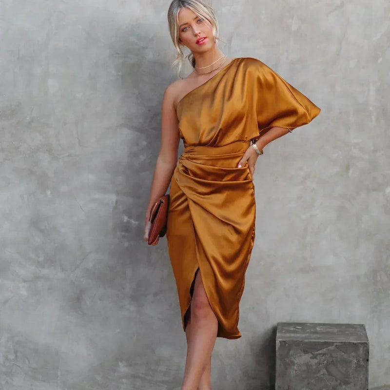 Adeline | Festkjole med enkelt skulder i satinlook i Guld, styling