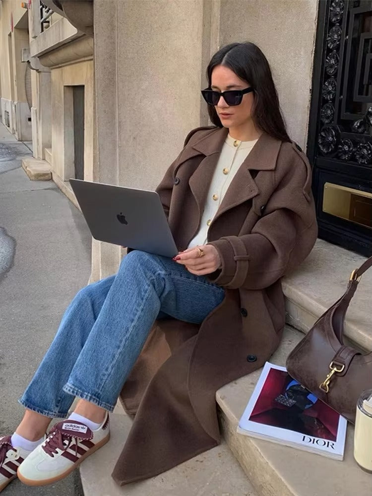 Alicia | Dobbeltradet Trenchcoat i Brun, siddende