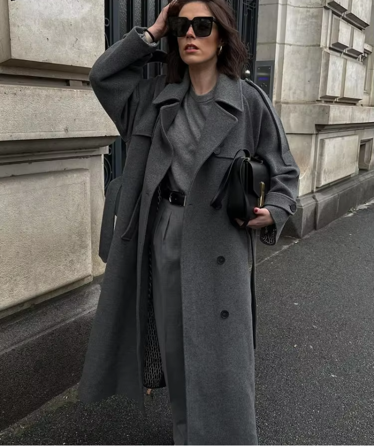 Alicia | Dobbeltradet Trenchcoat i Grå, styling