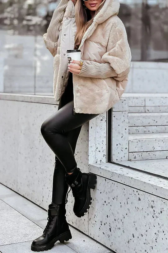Alodia | Pufferjakke med Kunstpels-hætte i Beige, fra siden