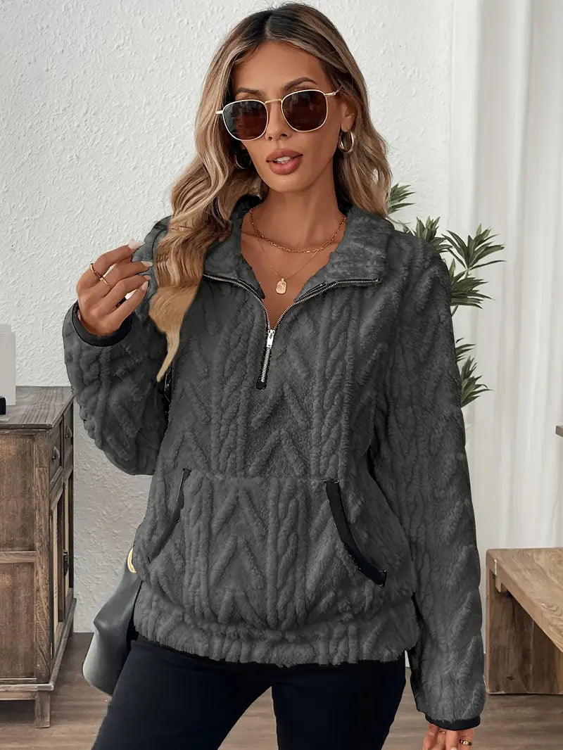 Amara | Teddy Fleece Pullover med Halv Lynlås i Mørkegrå, forfra