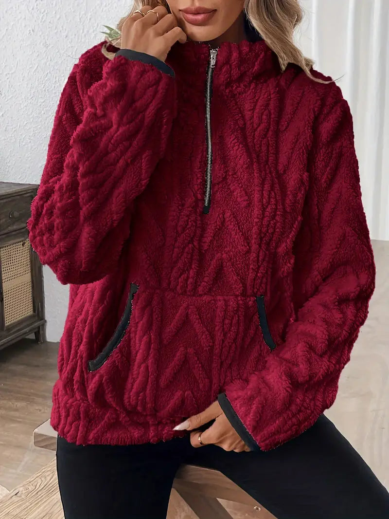 Amara | Teddy Fleece Pullover med Halv Lynlås i Mørkerød, nærbillede