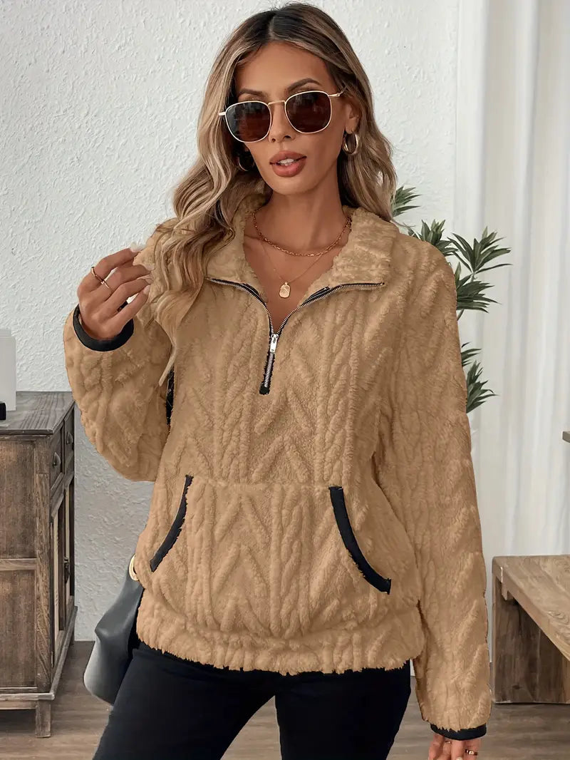 Amara | Teddy Fleece Pullover med Halv Lynlås i Khaki, forfra