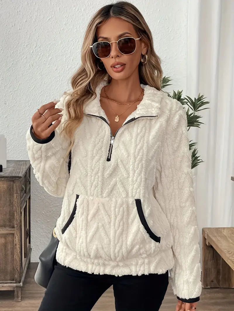 Amara | Teddy Fleece Pullover med Halv Lynlås i Hvid, forfra