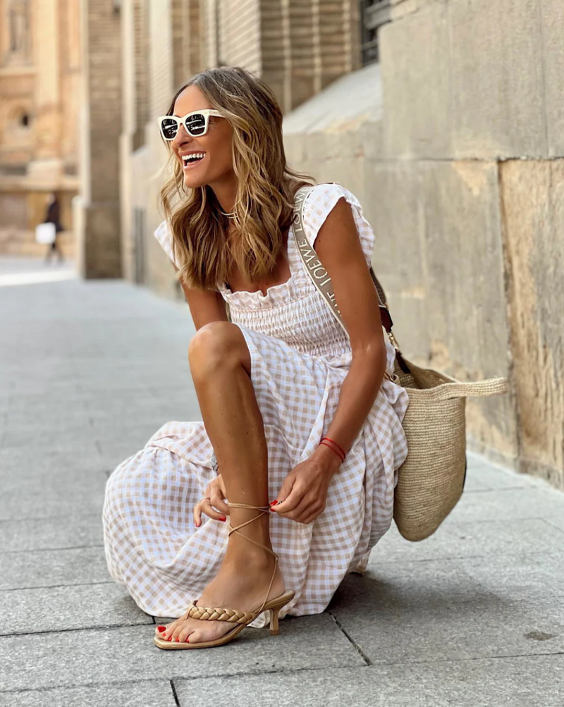 Andrea | Ternet Maxikjole med Smock i Beige, styling
