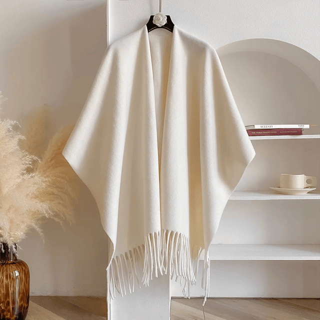 Astrid | Poncho med frynser i Beige, forfra