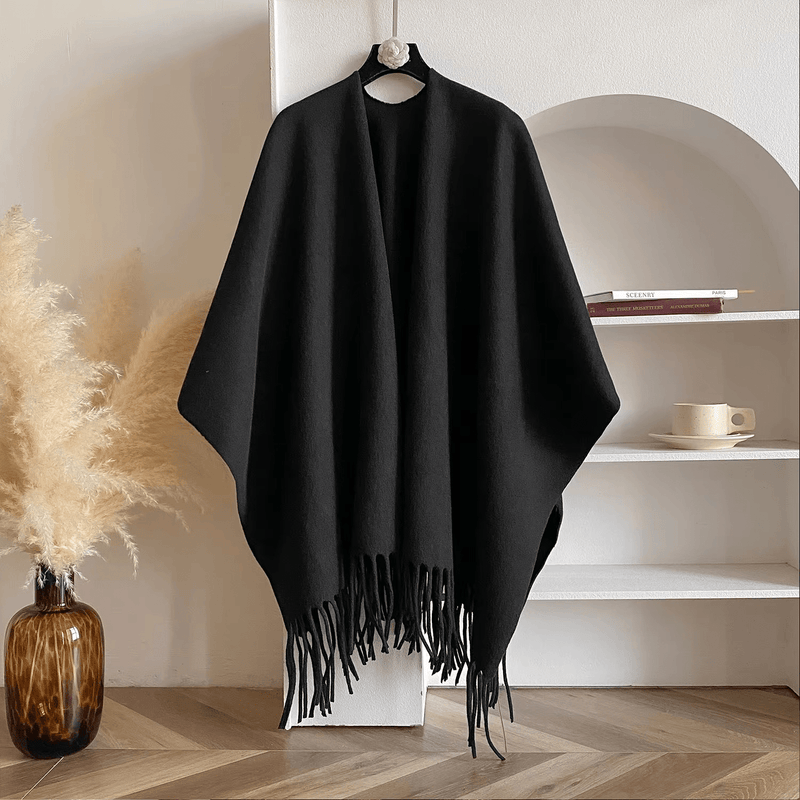 Astrid | Poncho med frynser i Sort, forfra