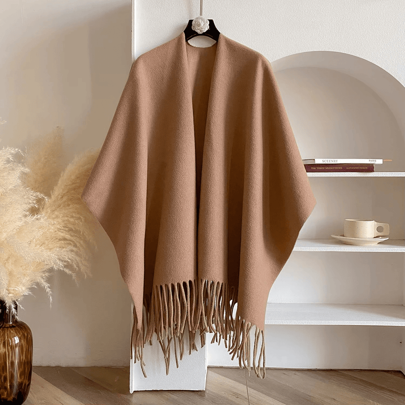 Astrid | Poncho med frynser i Brun, forfra