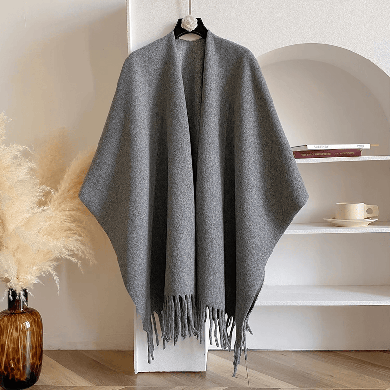 Astrid | Poncho med frynser i Grå, forfra
