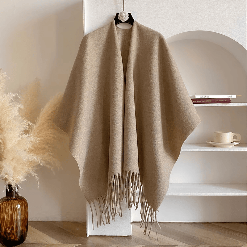 Astrid | Poncho med frynser i Khaki, forfra