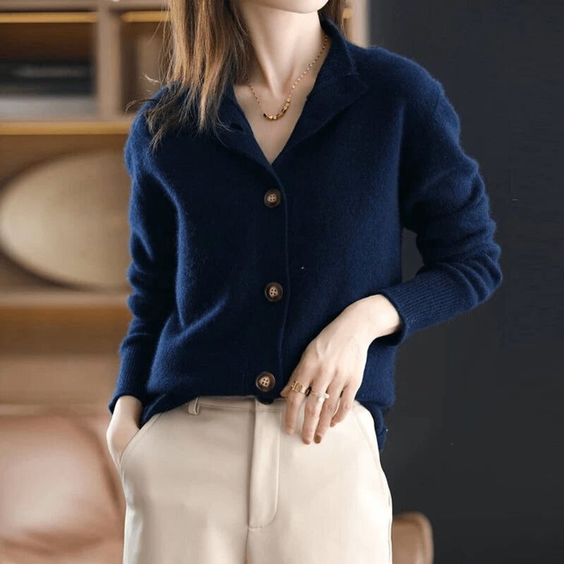 Astrid | Cardigan med ribkrave i Marineblå, forfra