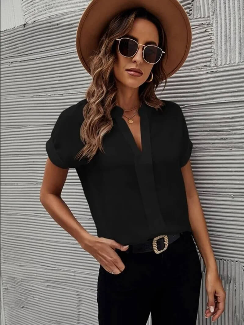 Astrid | Bluse med V-hals i Sort, forfra