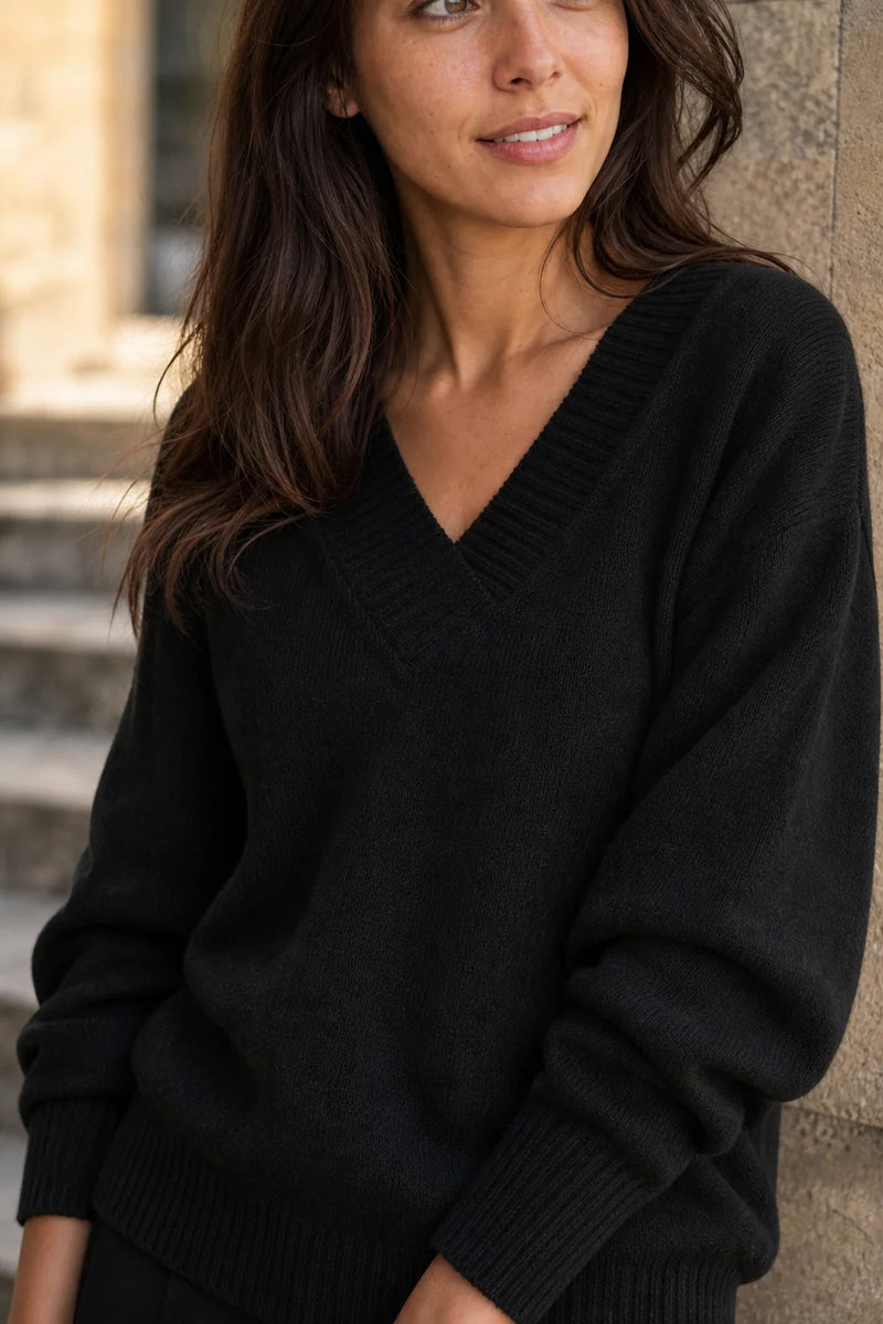 SOFAINE-V7-LIFE-Avery | Cashmere-Feel V-Neck Sweater in Black, close-up detail