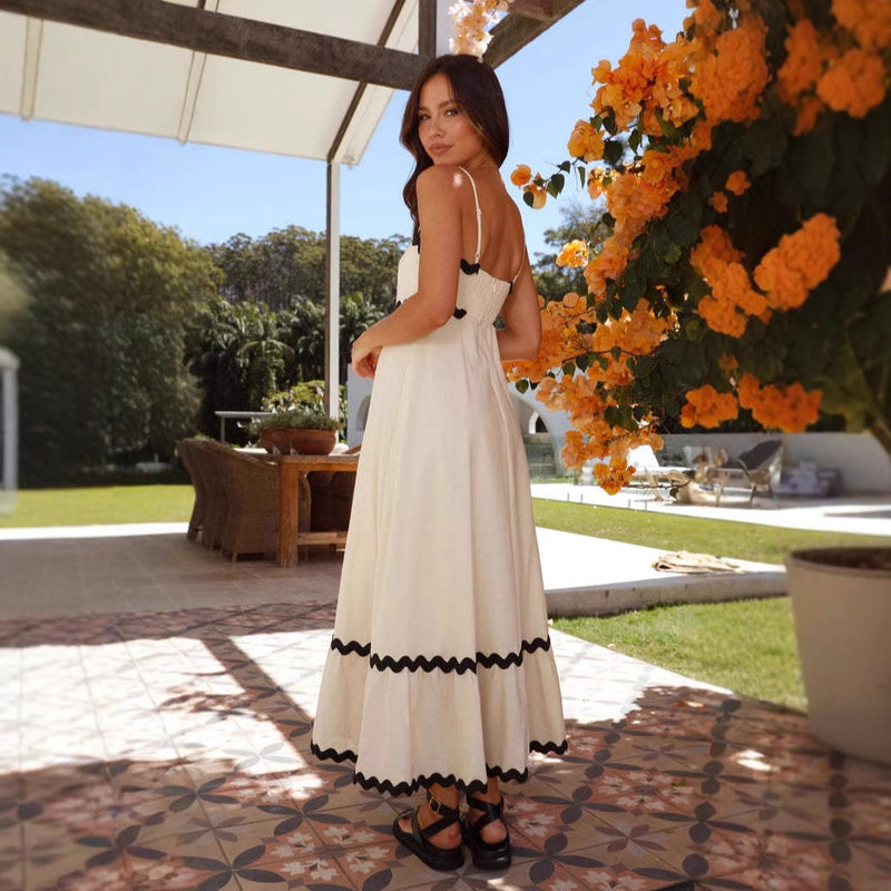 Beatrice | A-line Maxikjole med Kontrastkant i White with contrast wave trim, nærbillede