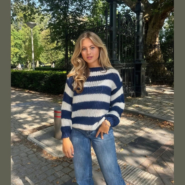 Bodil | Stribet Oversized Striktrøje i Marineblå, forfra