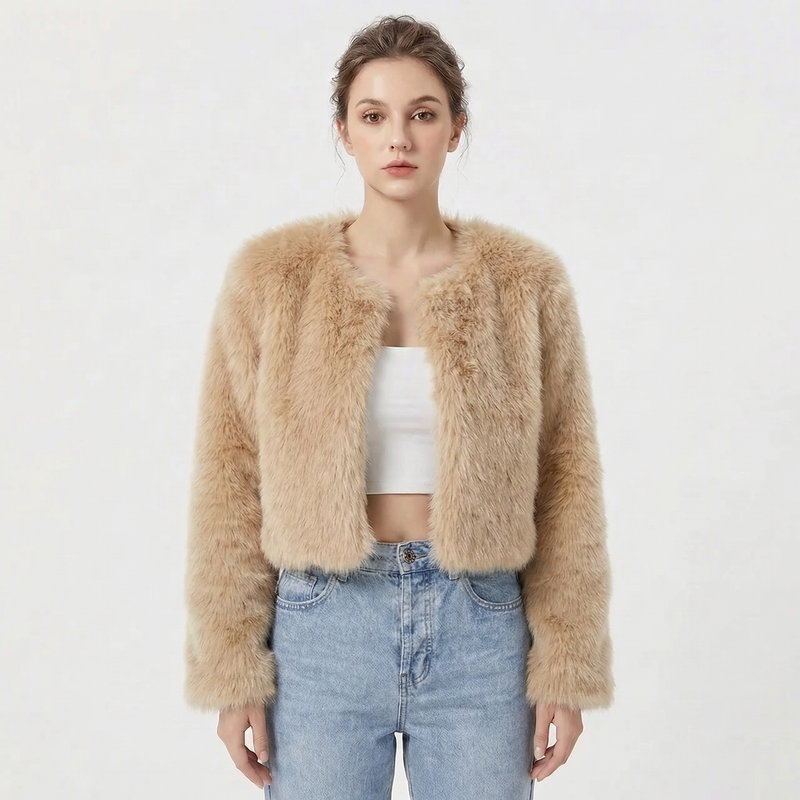 Carmen | Cropped Kunstpels Jakke i Abrikos, forfra