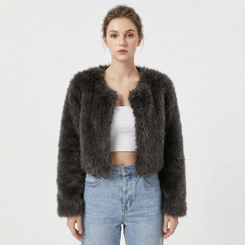Carmen | Cropped Kunstpels Jakke i Sort, forfra