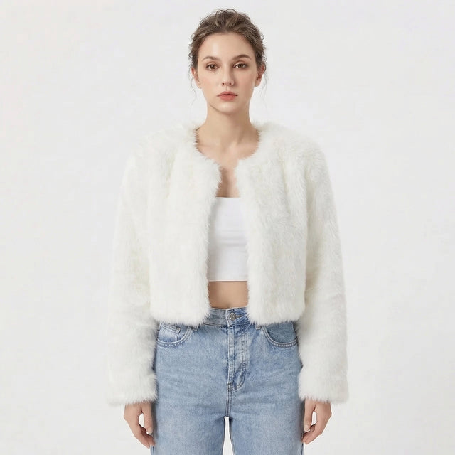 Carmen | Cropped Kunstpels Jakke i Hvid, forfra