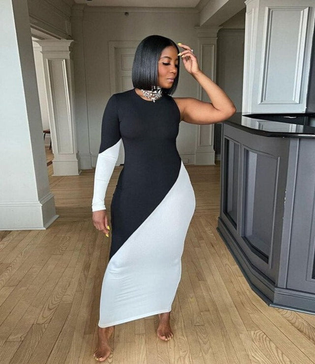 Cecilie | Asymmetrisk Bodycon Maxikjole i Sort/Hvid, fra siden
