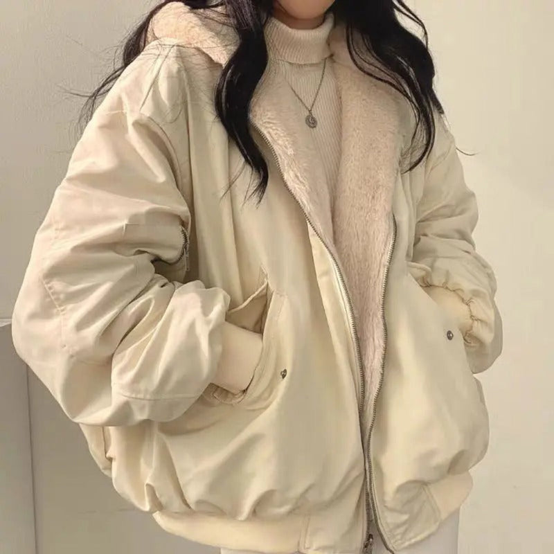 Cleo | Oversize Bomberjakke med Hætte i Beige, forfra