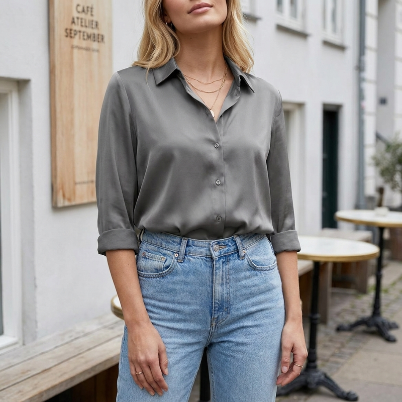 Elena | Satin-finish Bluse i Grå, forfra