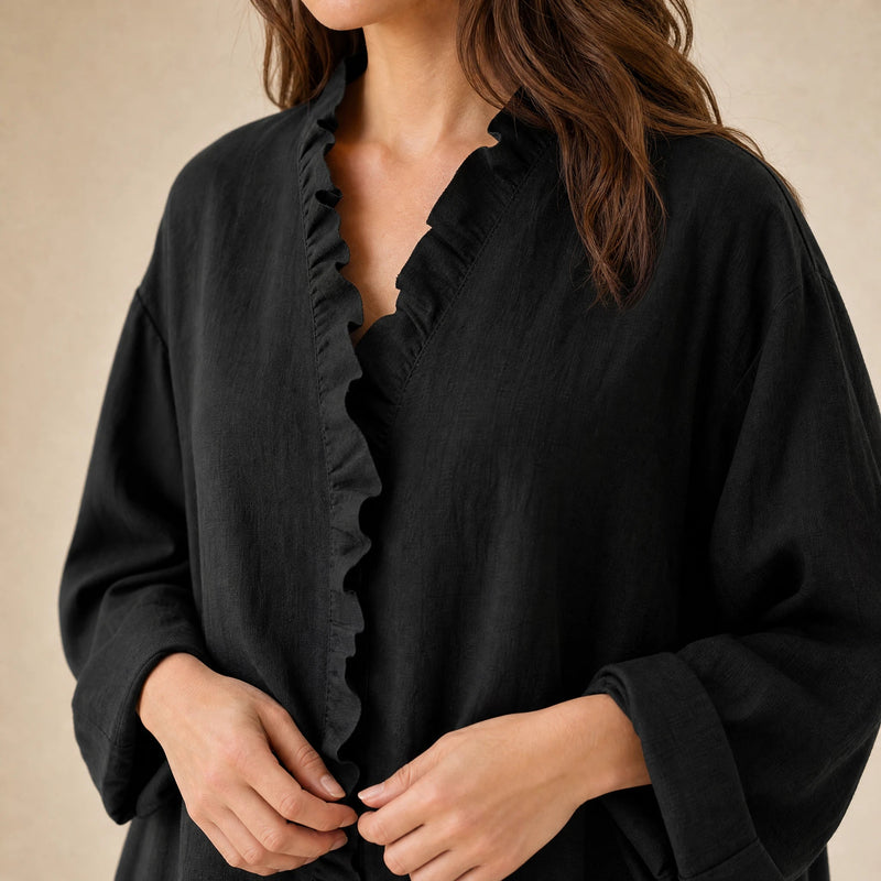 Eliana | Hørlook Flæsebluse i Sort, nærbillede af stof