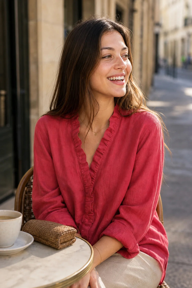 Eliana | Hørlook Flæsebluse i Rød, cafescene