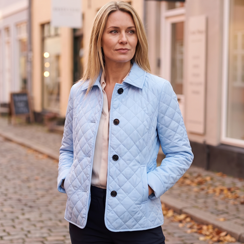 Emma | Quiltet Overgangsjakke i Lyseblå, forfra