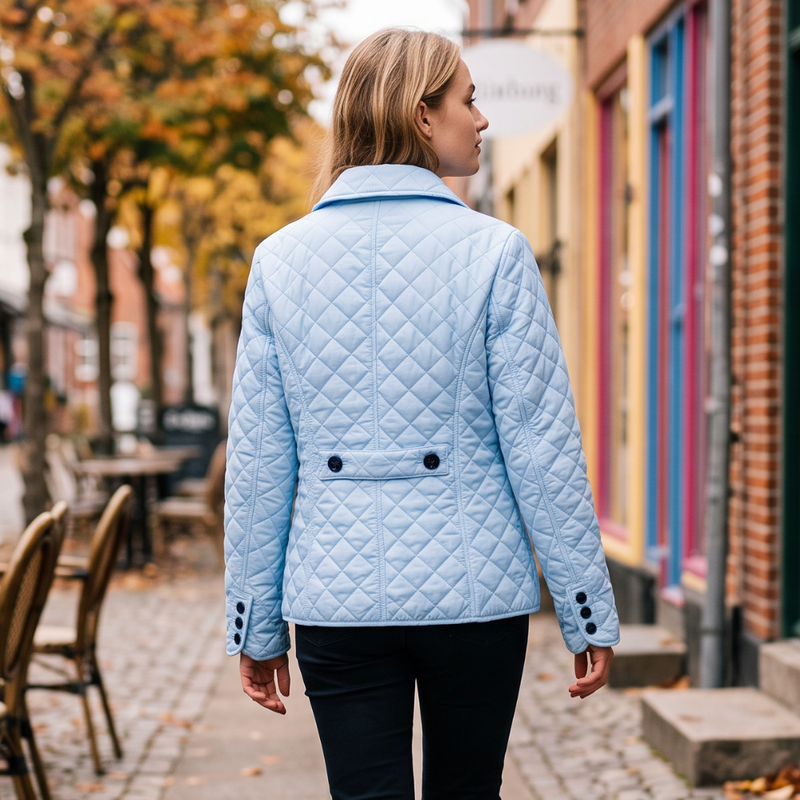 Emma | Quiltet Overgangsjakke i Lyseblå, styling