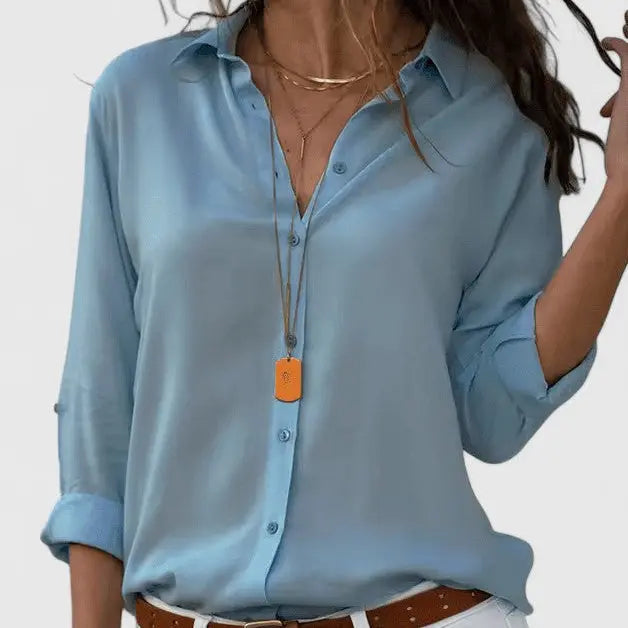 Filippa | Chiffonbluse med krave i Lyseblå, forfra