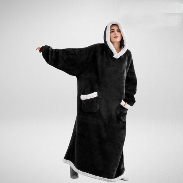 Freya | Oversize Tæppekåbe med Hætte i Sort, forfra