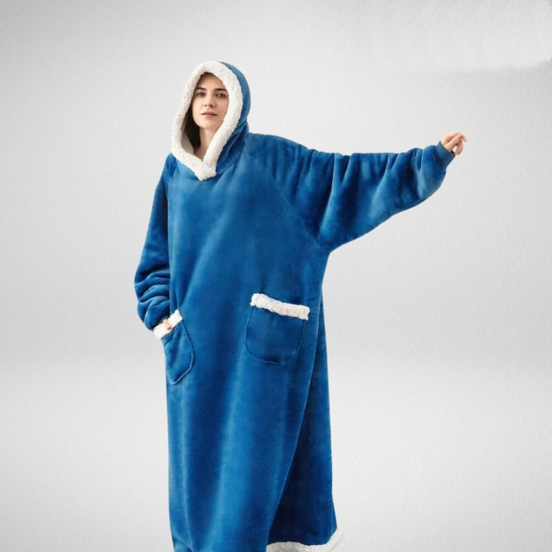 Freya | Oversize Tæppekåbe med Hætte i Blå, forfra