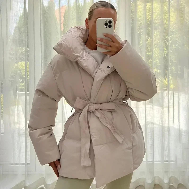 Freyja | Vinterjakke med Bælte i Beige, fra siden