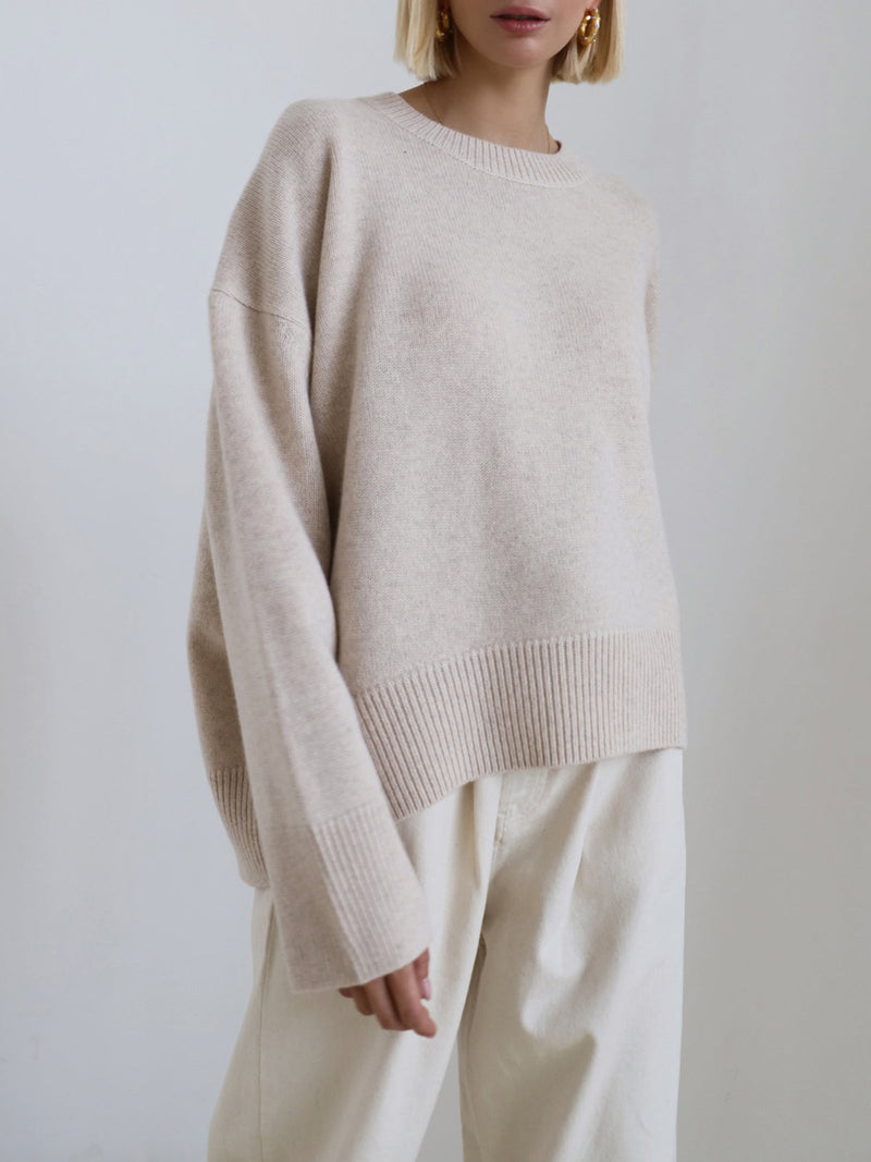 Frida | Oversize Strikbluse med Rund Hals i Beige, forfra