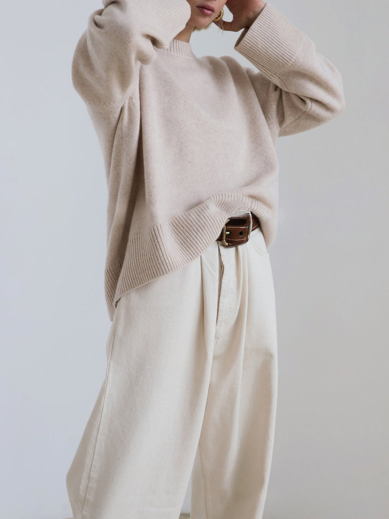 Frida | Oversize Strikbluse med Rund Hals i Beige, nærbillede