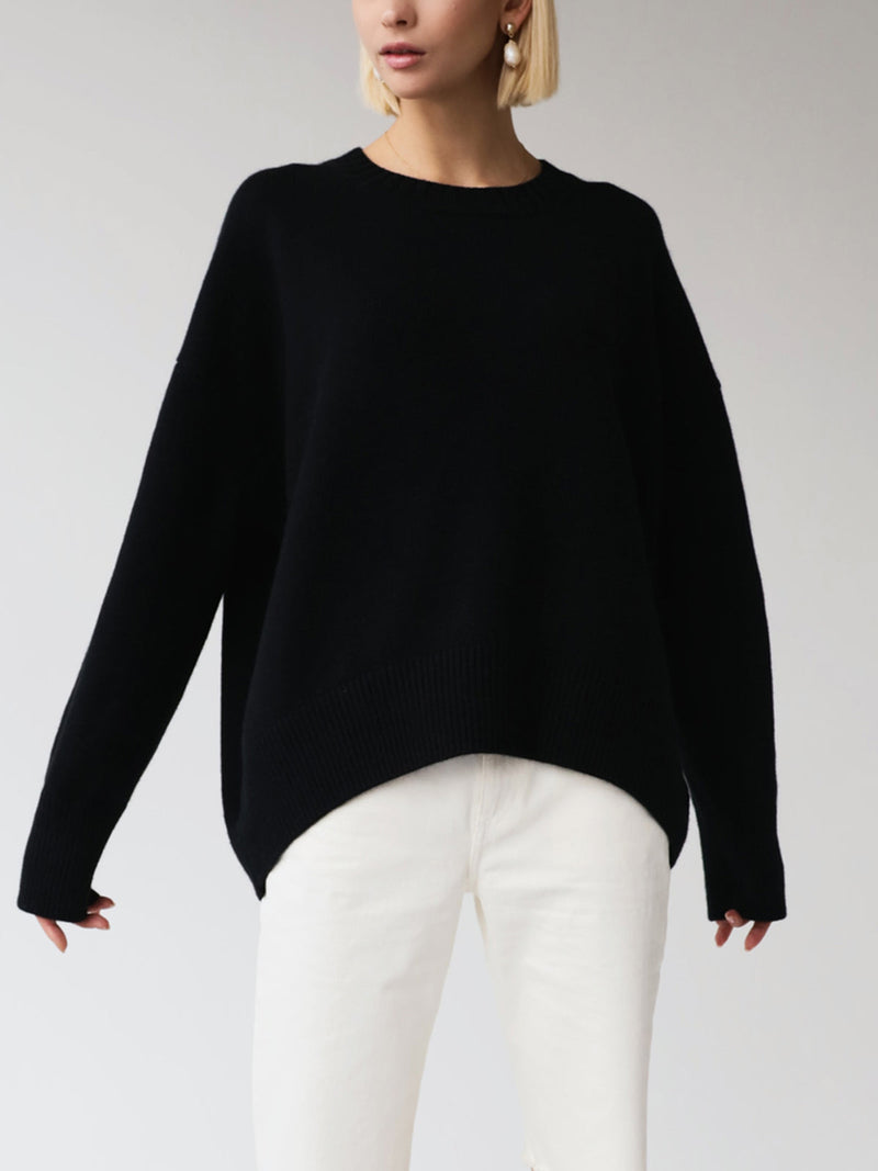 Frida | Oversize Strikbluse med Rund Hals i Sort, nærbillede