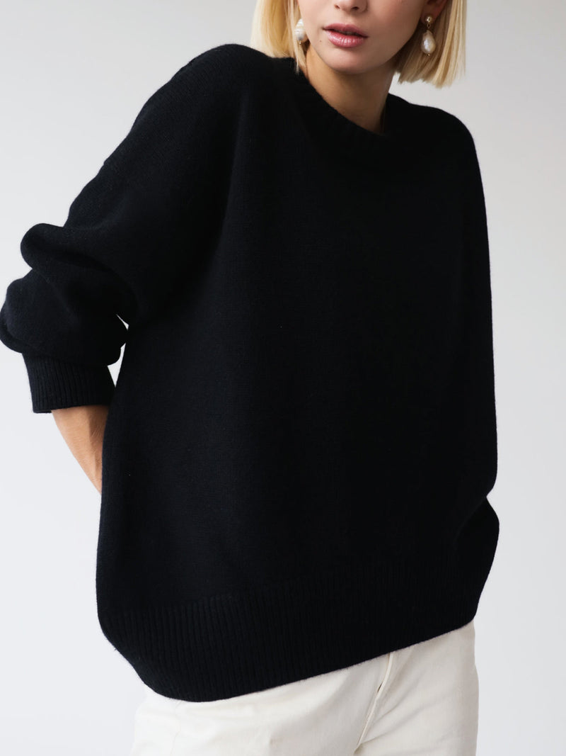 Frida | Oversize Strikbluse med Rund Hals i Sort, forfra