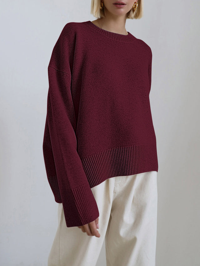 Frida | Oversize Strikbluse med Rund Hals i Mørkerød, forfra