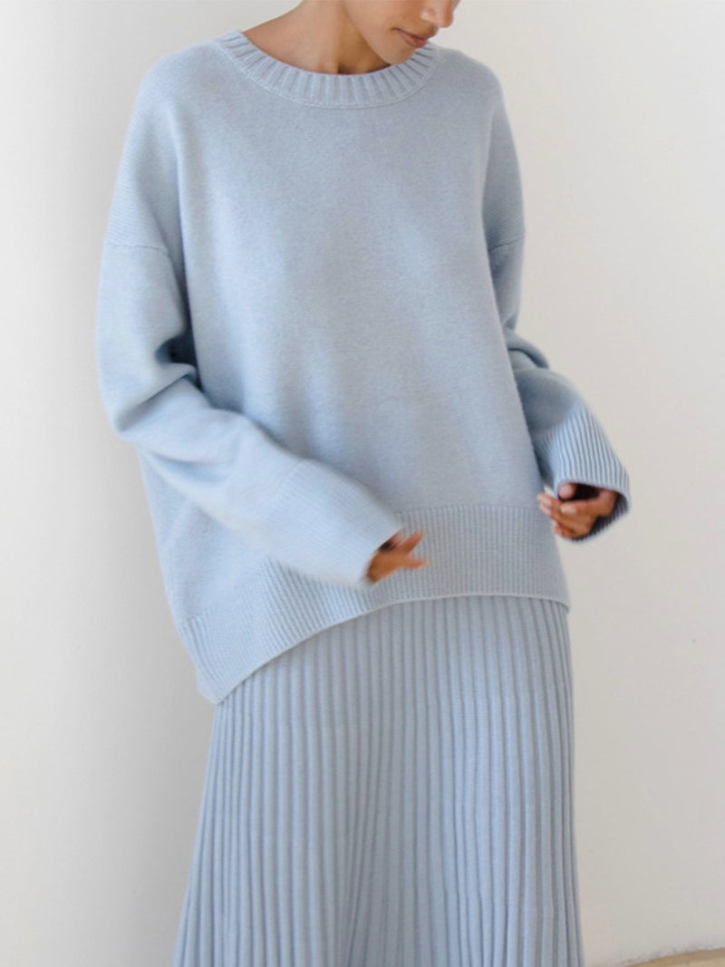 Frida | Oversize Strikbluse med Rund Hals i Lyseblå, forfra