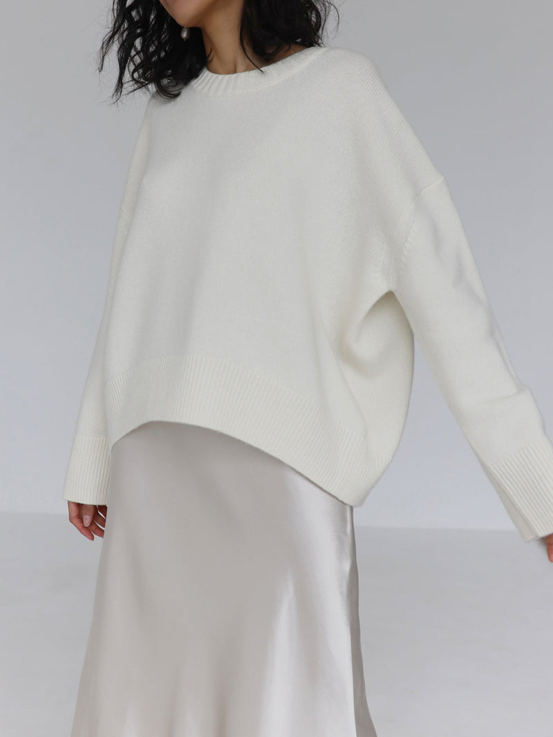 Frida | Oversize Strikbluse med Rund Hals i Hvid, forfra