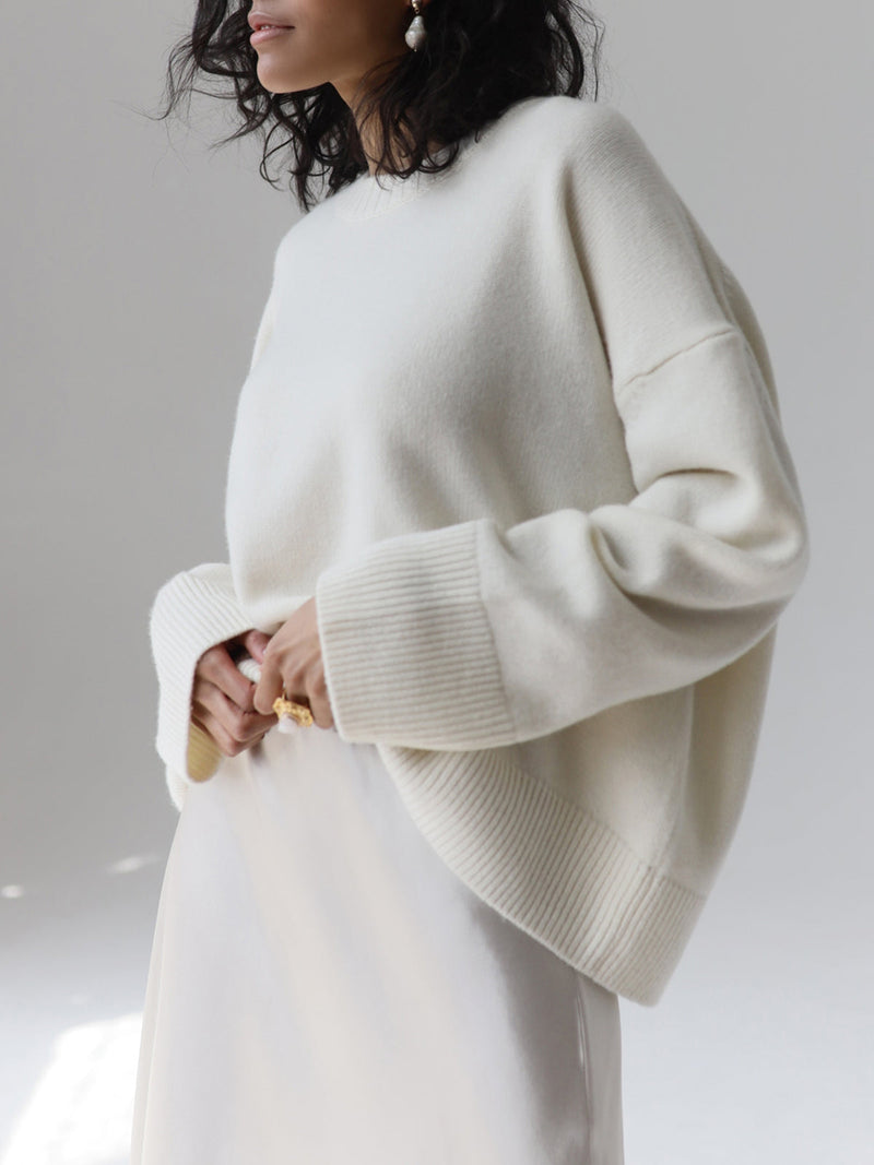 Frida | Oversize Strikbluse med Rund Hals i Hvid, nærbillede