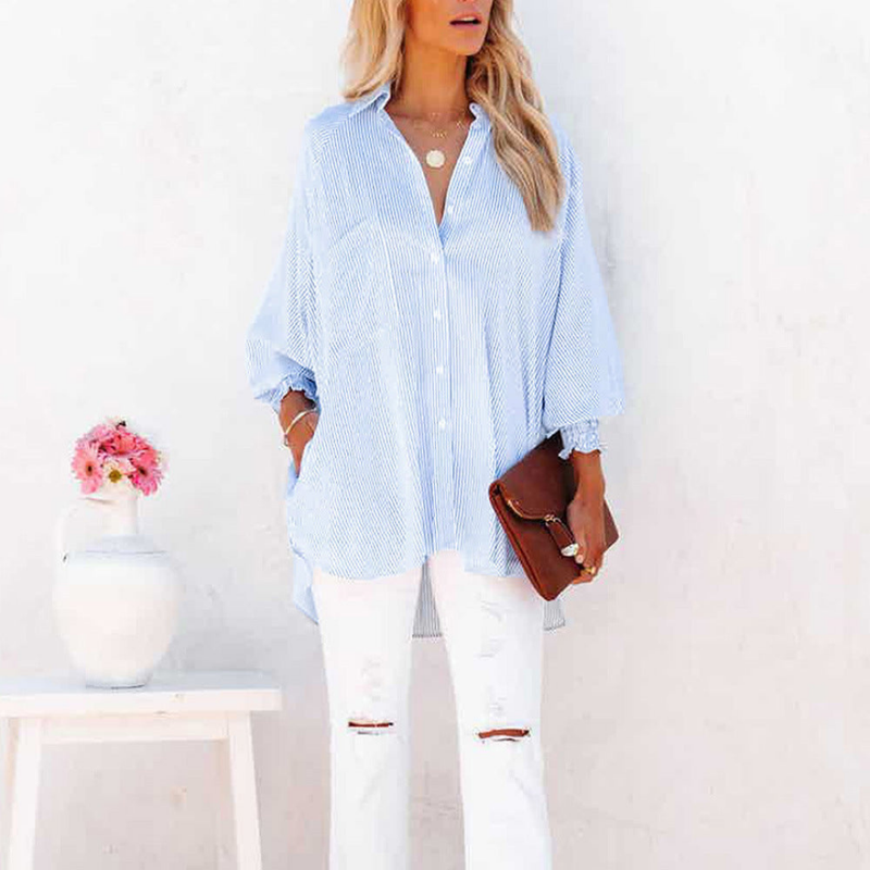 Harlow | Stribet Skjortebluse i Lyseblå, styling