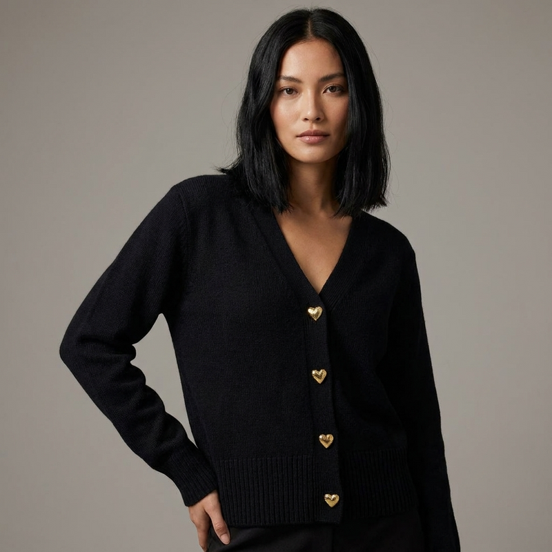 Ida | Cardigan med Hjerteknapper i Sort, forfra