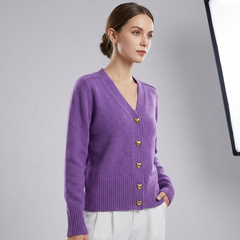 Ida | Cardigan med Hjerteknapper i Lilla, fra siden