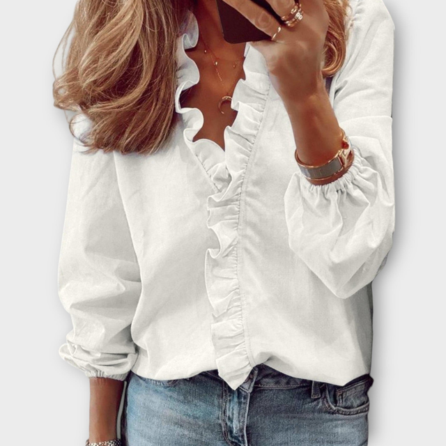 Josefine | Bluse med Flæser i Hvid, forfra