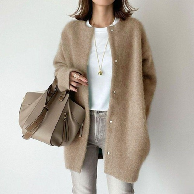 Julia | Blød Knappet Cardigan i Khaki, forfra