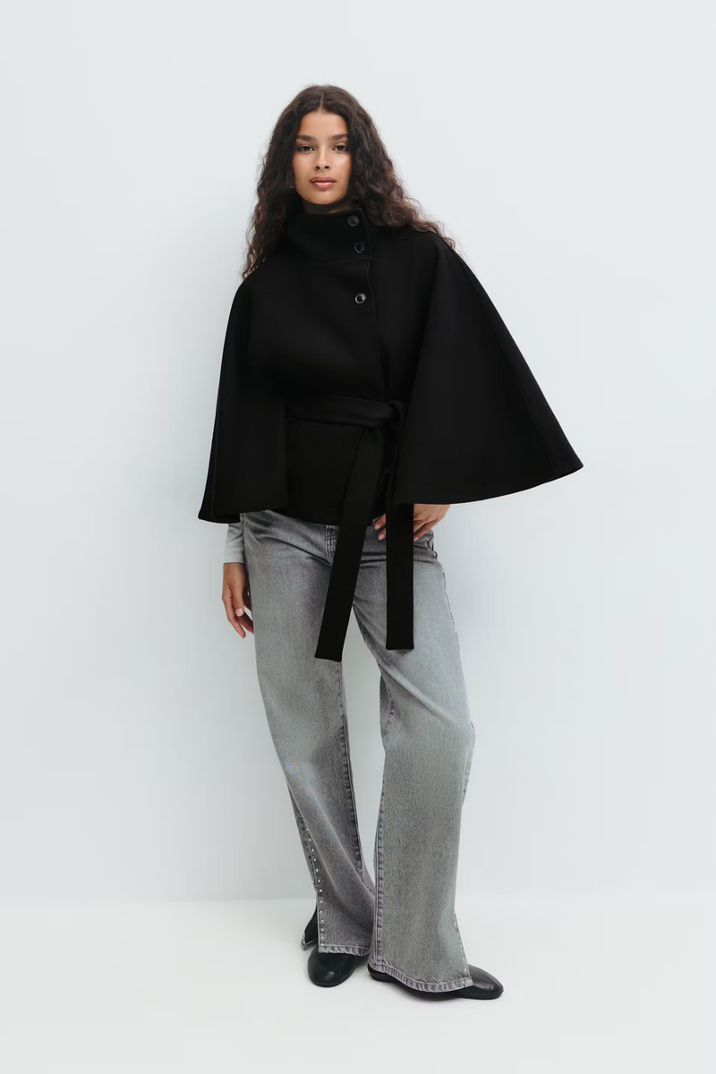 Julie | Cape-frakke i Uld-look i Sort, fra siden